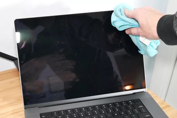 Cách vệ sinh màn hình Macbook