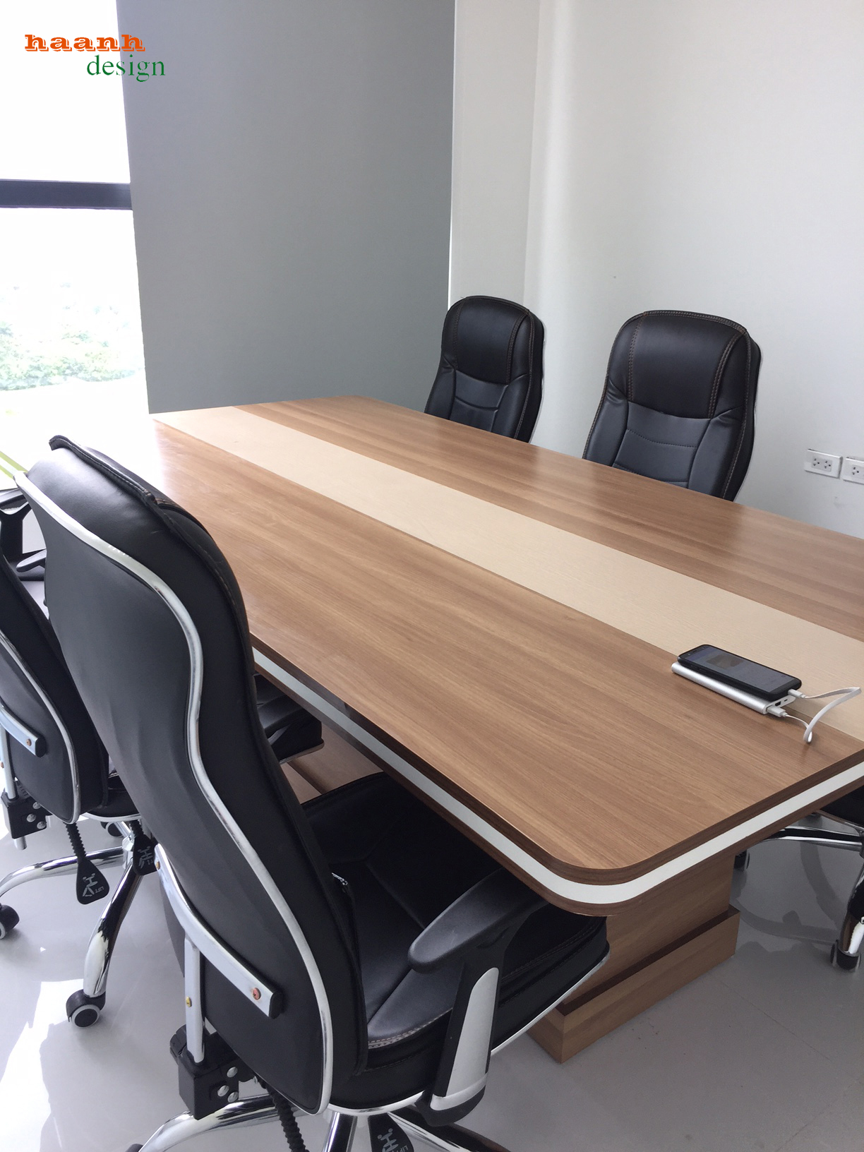 Lắp đặt bàn họp gỗ công nghiệp văn phòng Vinhome. 