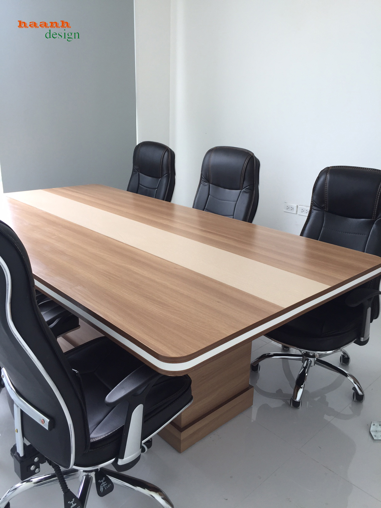 Lắp đặt bàn họp gỗ công nghiệp văn phòng Vinhome. 