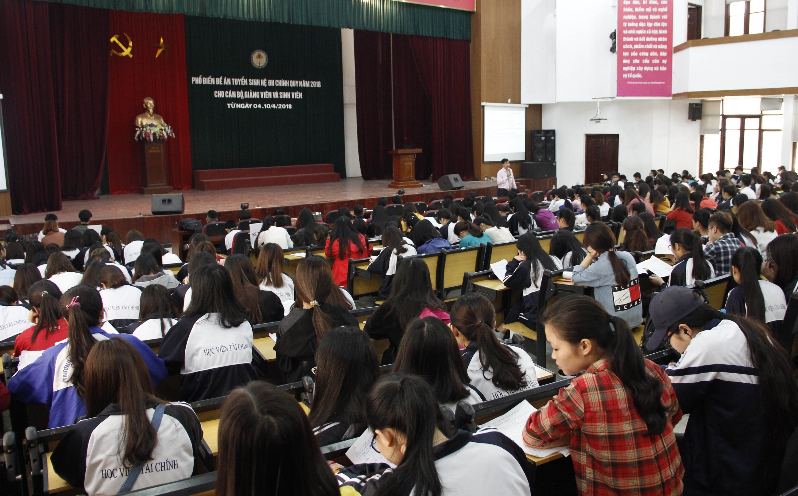 Cảnh lớp học tại học viện tài chính- Xuân Hòa
