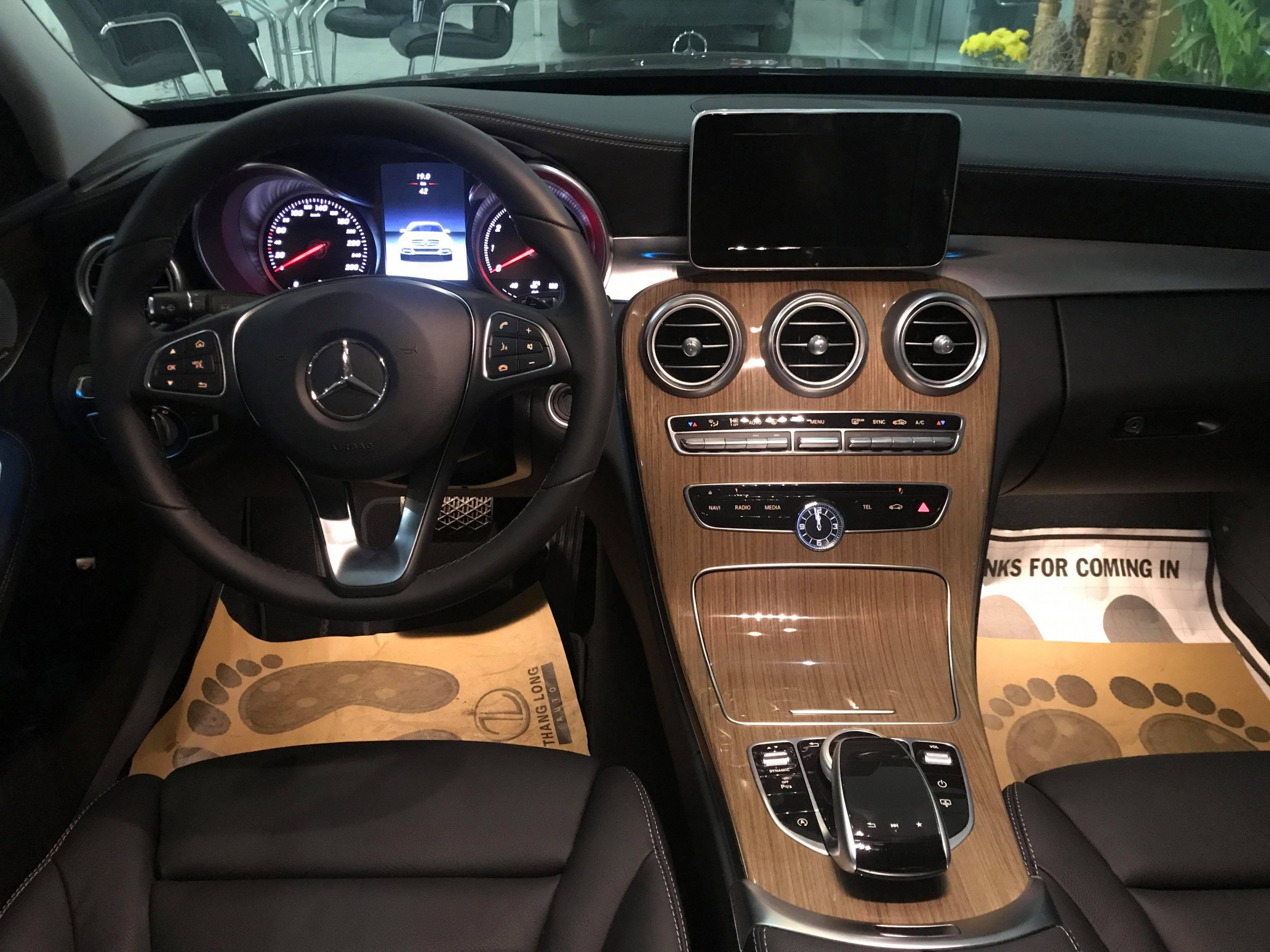 Mercedes Benz C250 2.0AT 2017-7