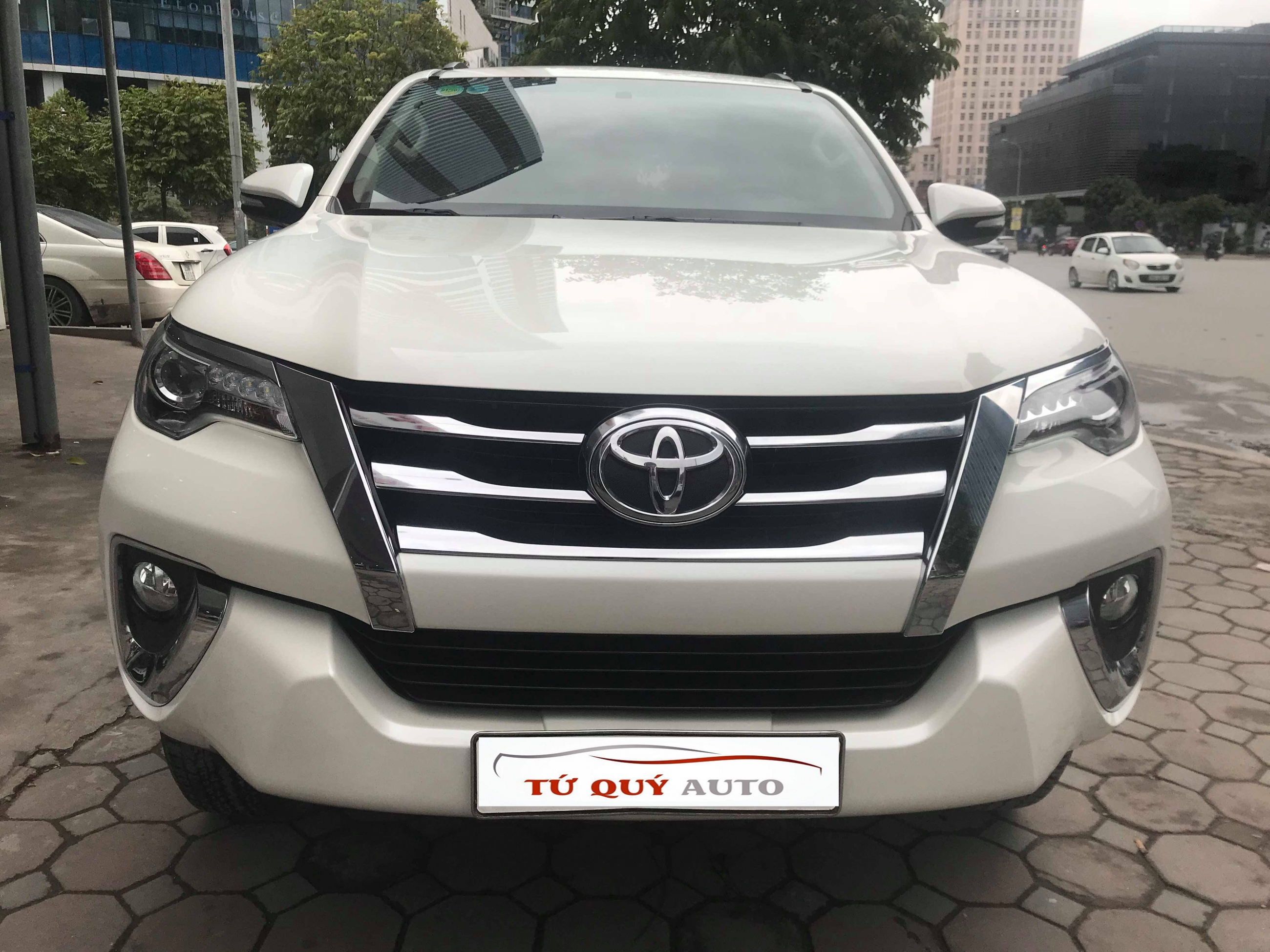 Xe Toyota Fortuner 2.7AT 2017 - Trắng