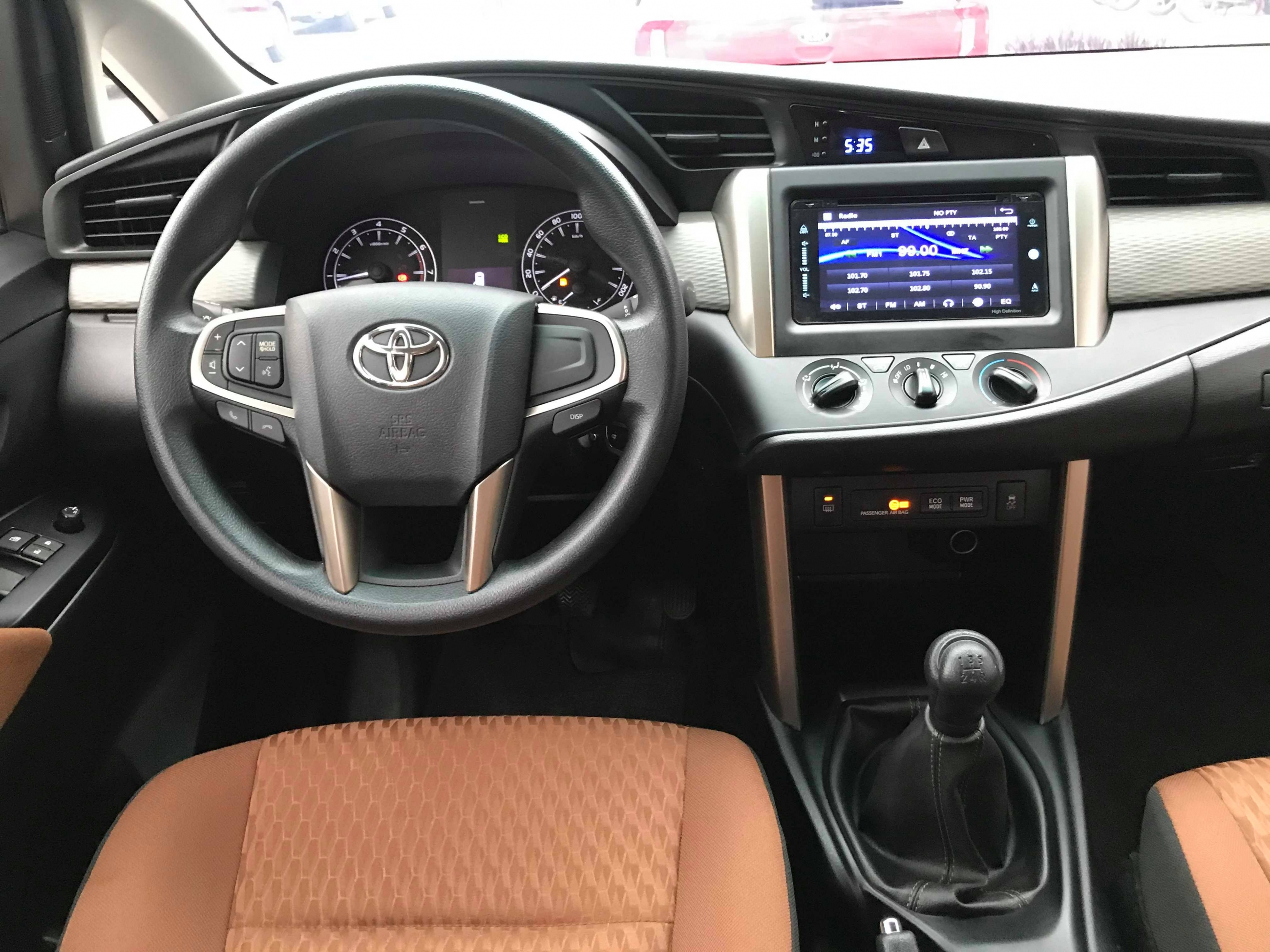 Toyota Innova 2.0E 2018 - 6