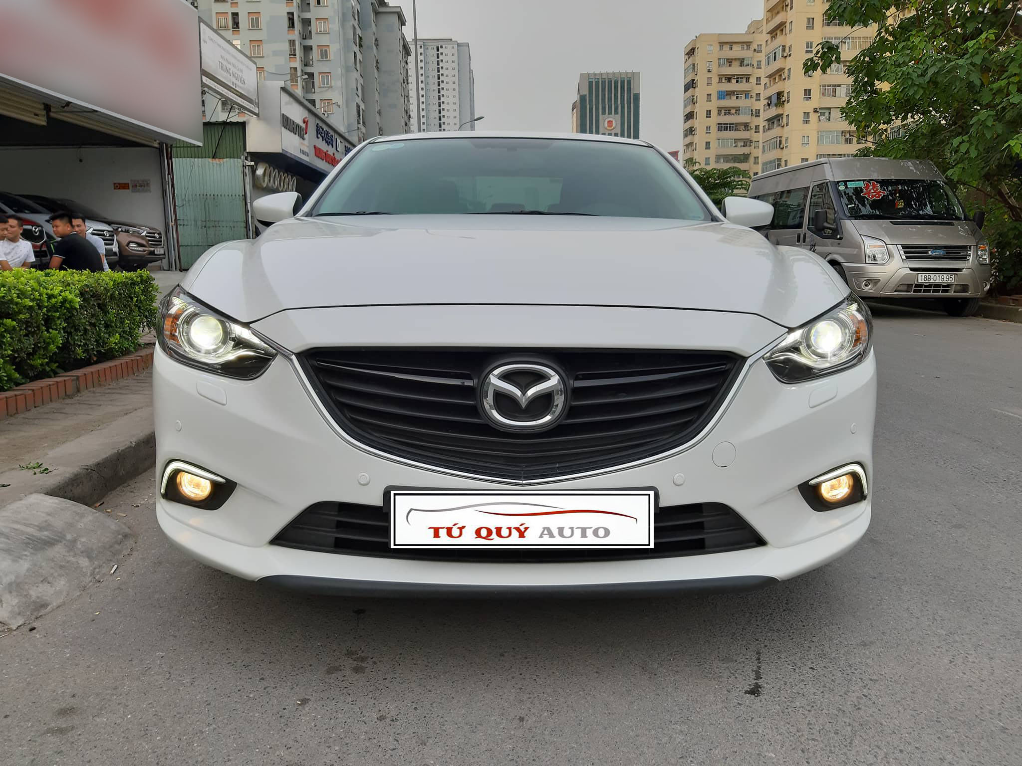 Chiếc Mazda 6 màu trắng tinh khôi này thực sự khiến bạn cảm thấy sang trọng và đẳng cấp. Hãy chiêm ngưỡng hình ảnh của nó và cảm nhận sự hoàn hảo của từng chi tiết trên xe.