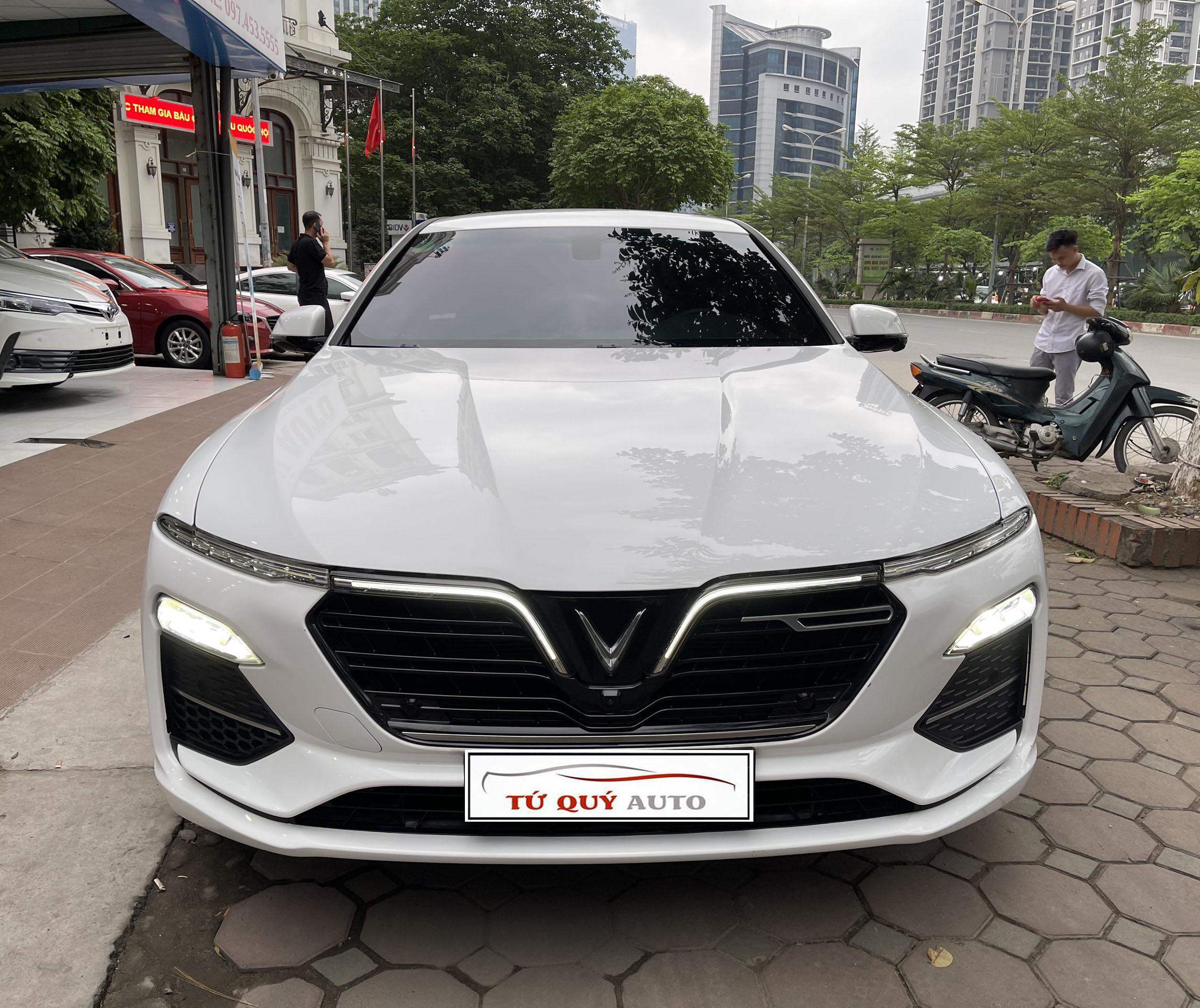 Xe VinFast Lux A 2.0 Premium 2019 - Trắng