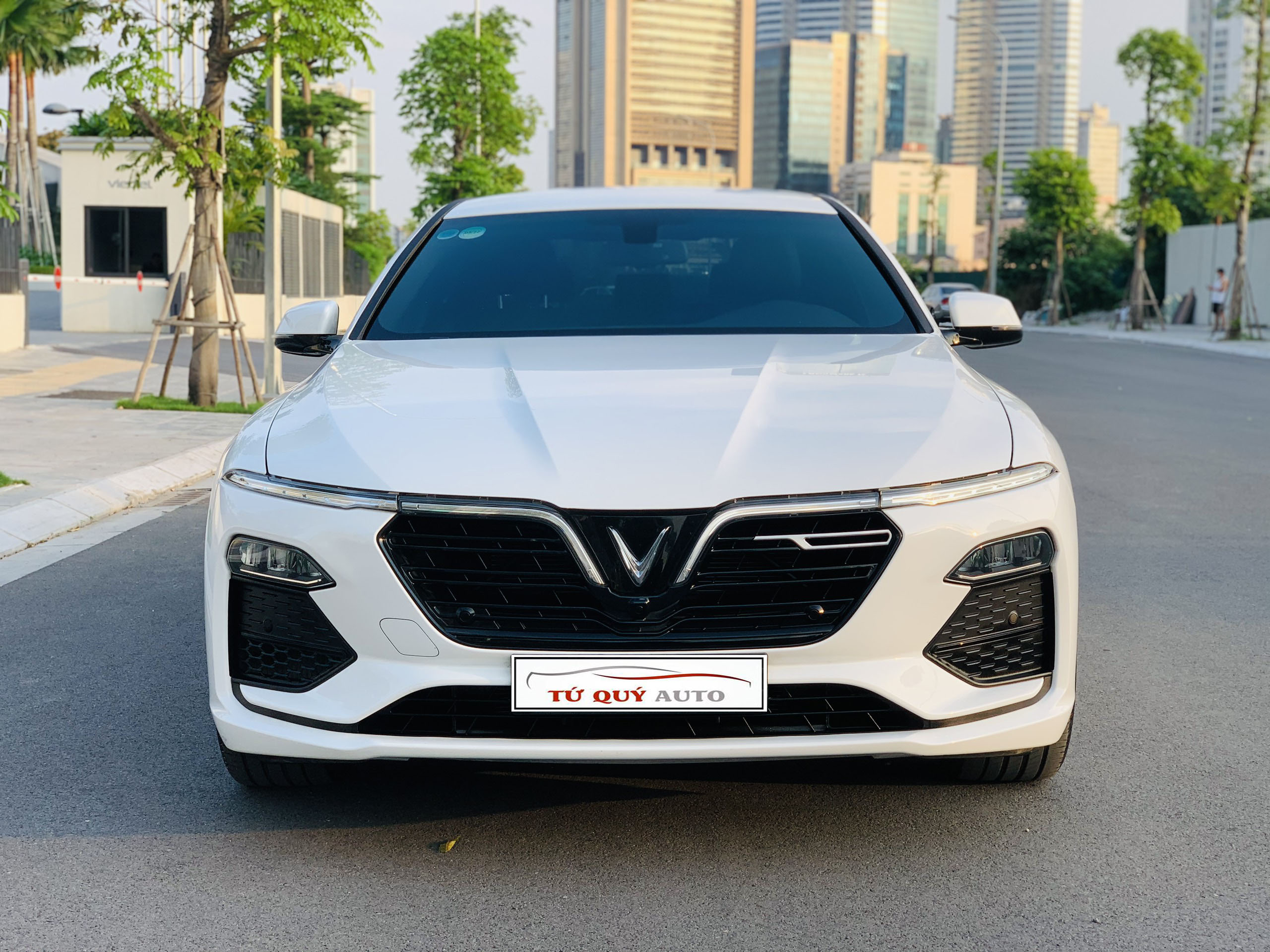 Xe VinFast Lux A 2.0 2019 - Trắng
