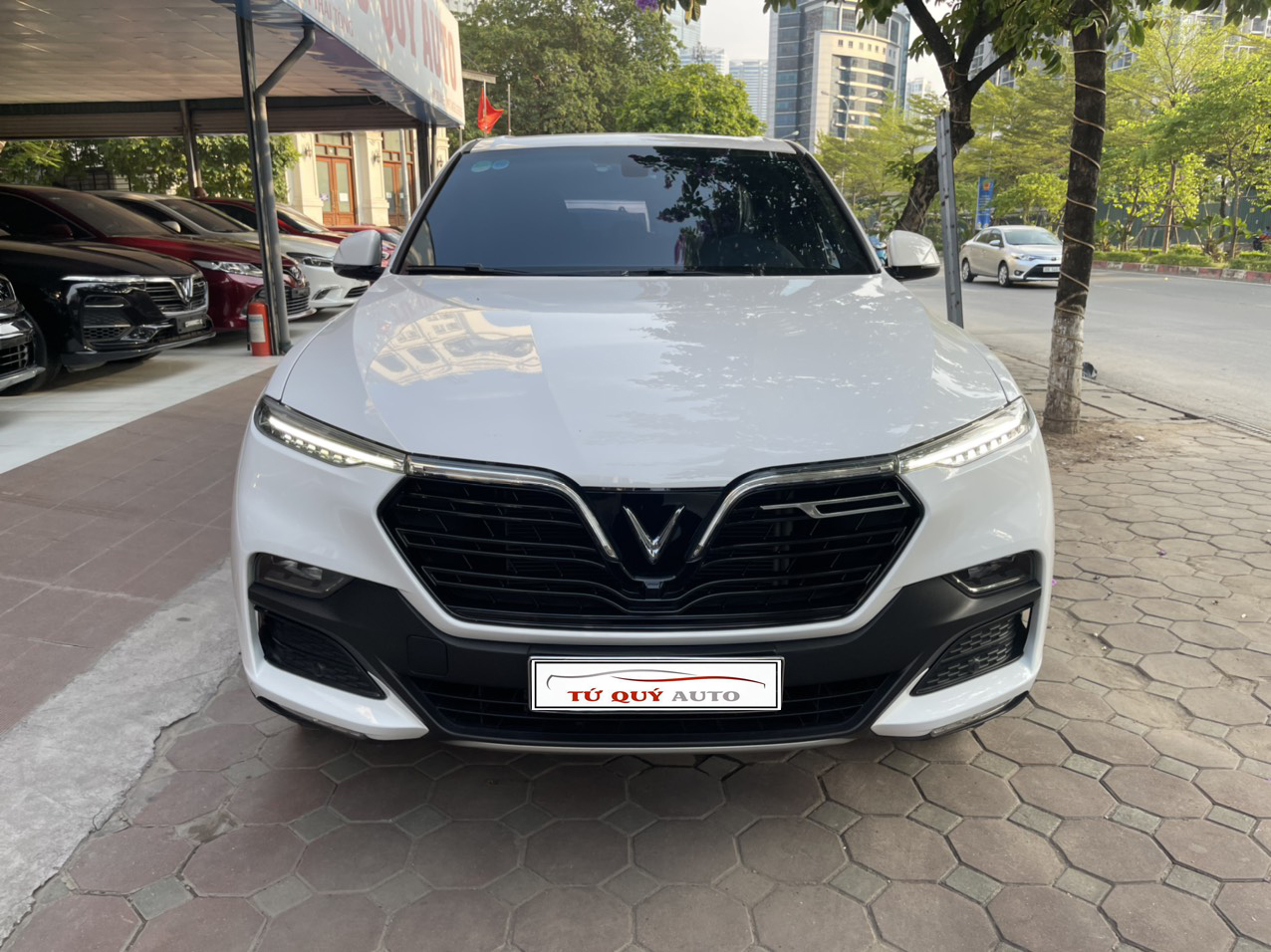 Xe VinFast Lux SA 2.0 Base 2019 - Trắng