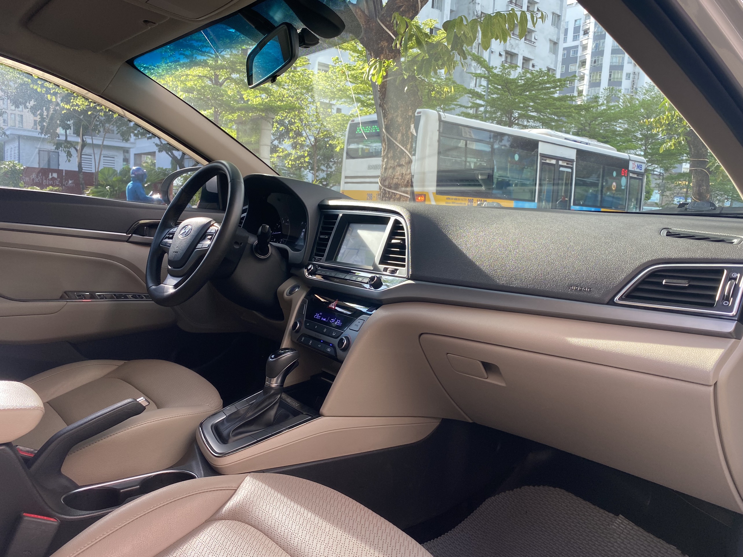 Hyundai Elantra 1.6AT 2018 - 8