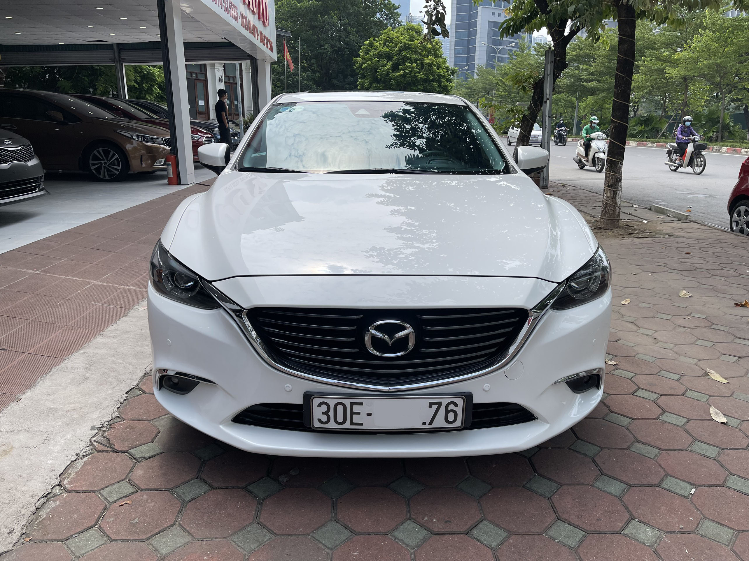Xe Mazda 6 2.0AT Premium 2017 - Trắng