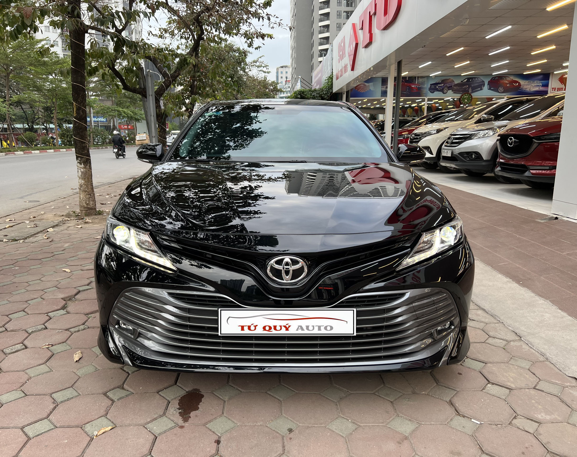 Xe Toyota Camry 2.0G 2020 - Đen