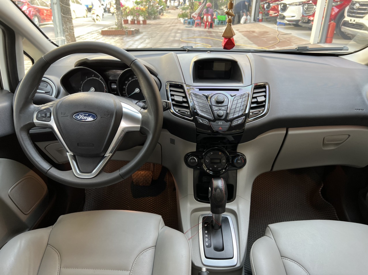 Ford Fiesta 1.5AT 2015 - 8