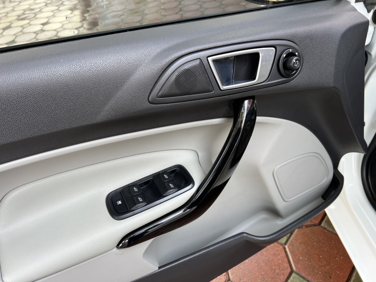 Ford Fiesta 1.5AT 2015 - 11