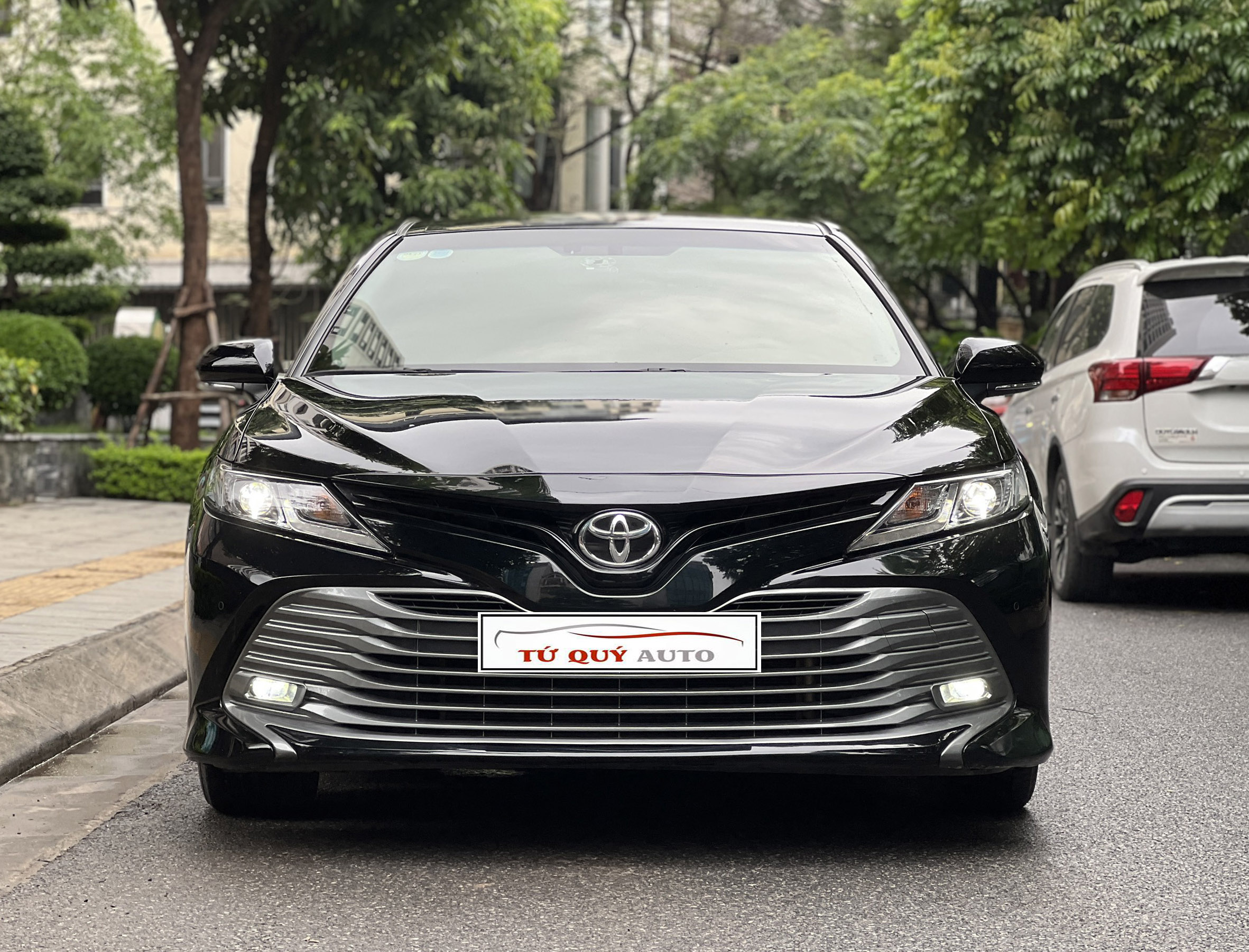 Xe Toyota Camry 2.0G 2020 - Đen