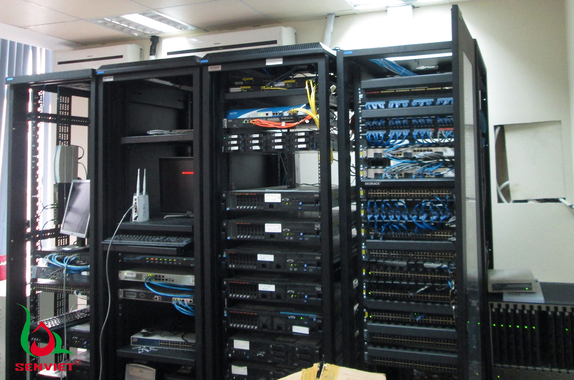 Lắp điều hòa cho phòng server để đảm bảo máy chủ hoạt động ổn định