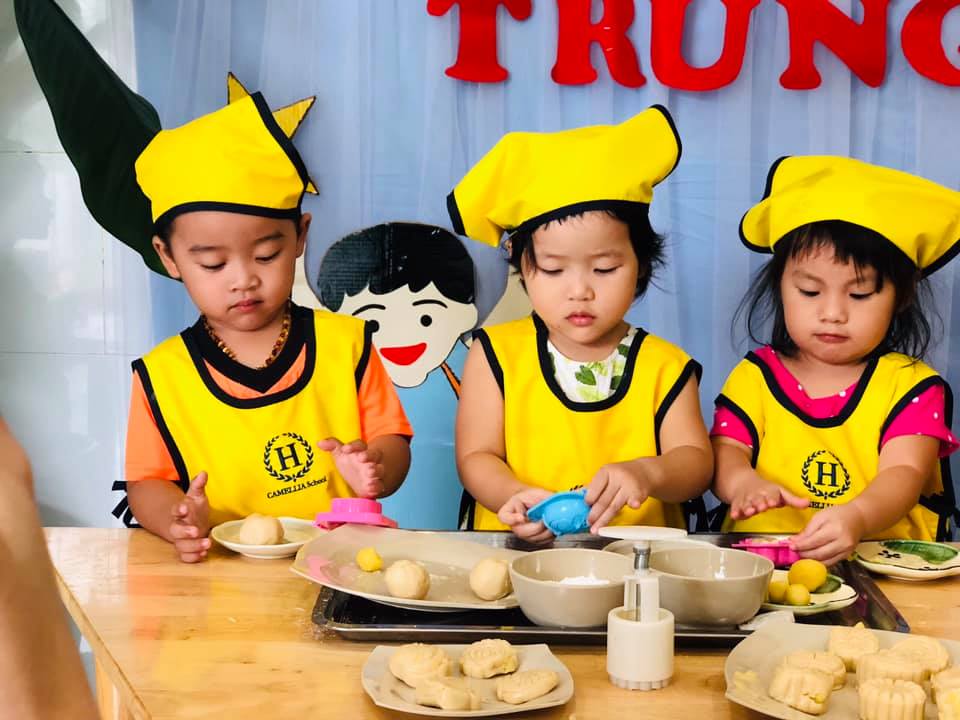 Hoạt động các bé làm bánh trung thu tháng 10/2020
