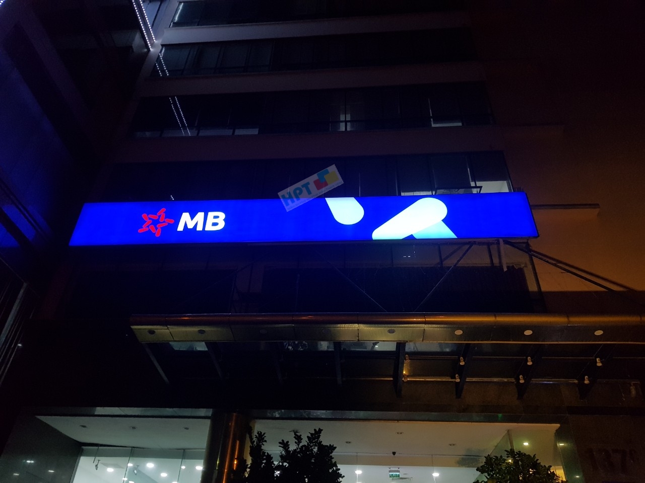 Lắp đặt màn hình led, Logo và bảng hiệu cho Mbbank