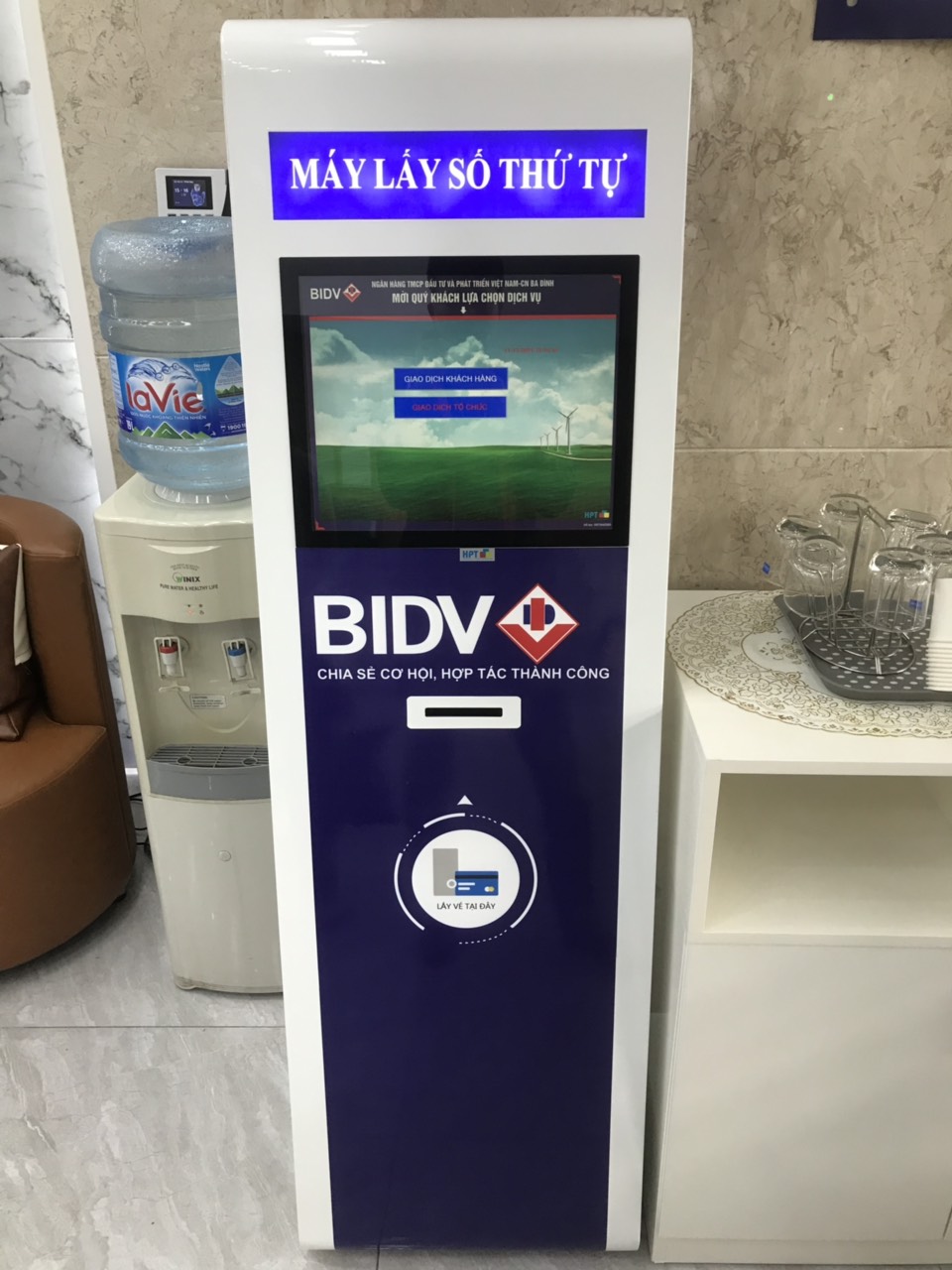 Lắp đặt hệ thống xếp hàng tự động cho ngân hàng BIDV