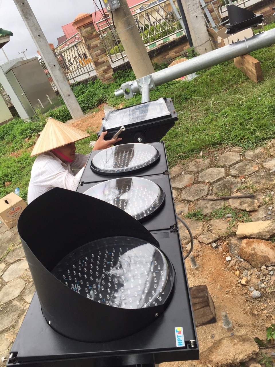 Lắp đặt đèn tín hiệu giao thông tại nước Lào