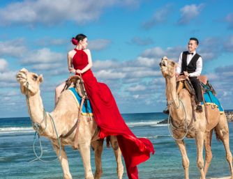 Cặp đôi Sài Gòn 'đập lợn tiết kiệm' chụp ảnh cưới trên lưng lạc đà ở Bali