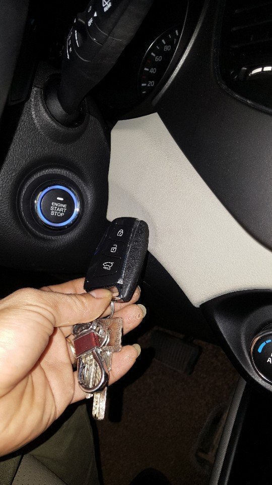Mạch mở cốp xe Sedan trên chìa khóa zin